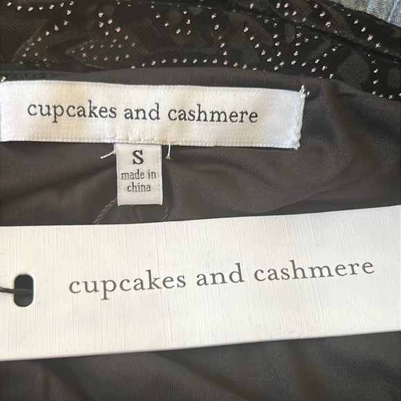 Cupcakes & Cashmere Janna Burnout Velvet Shift w/Split Sleeves Black SZ Small - Picture 9 of 10